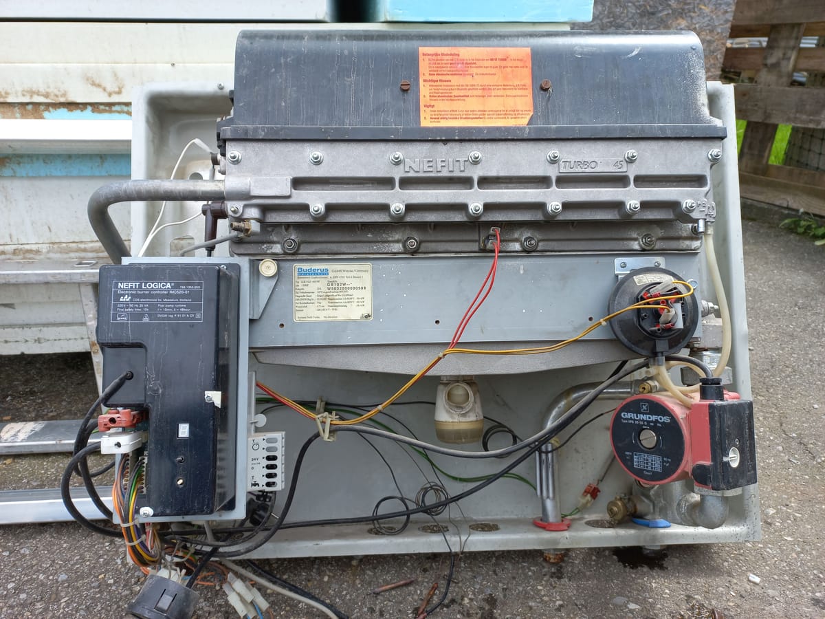 Buderus Wand-Brennwertgerät der Serie GB102 in Vorarlberg vor einer Reparatur