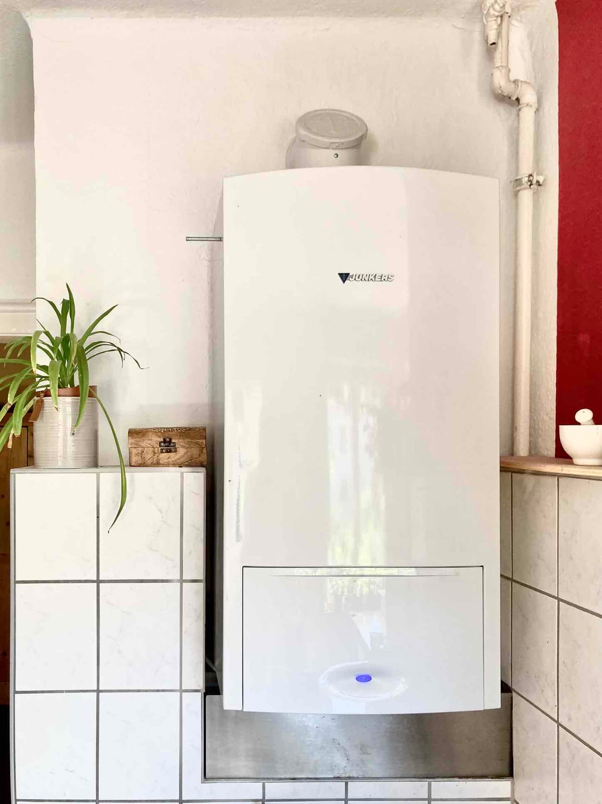 Wandhängende Junkers Kombi-Gastherme mit Edelstahlverkleidung in einem Wohngebäude