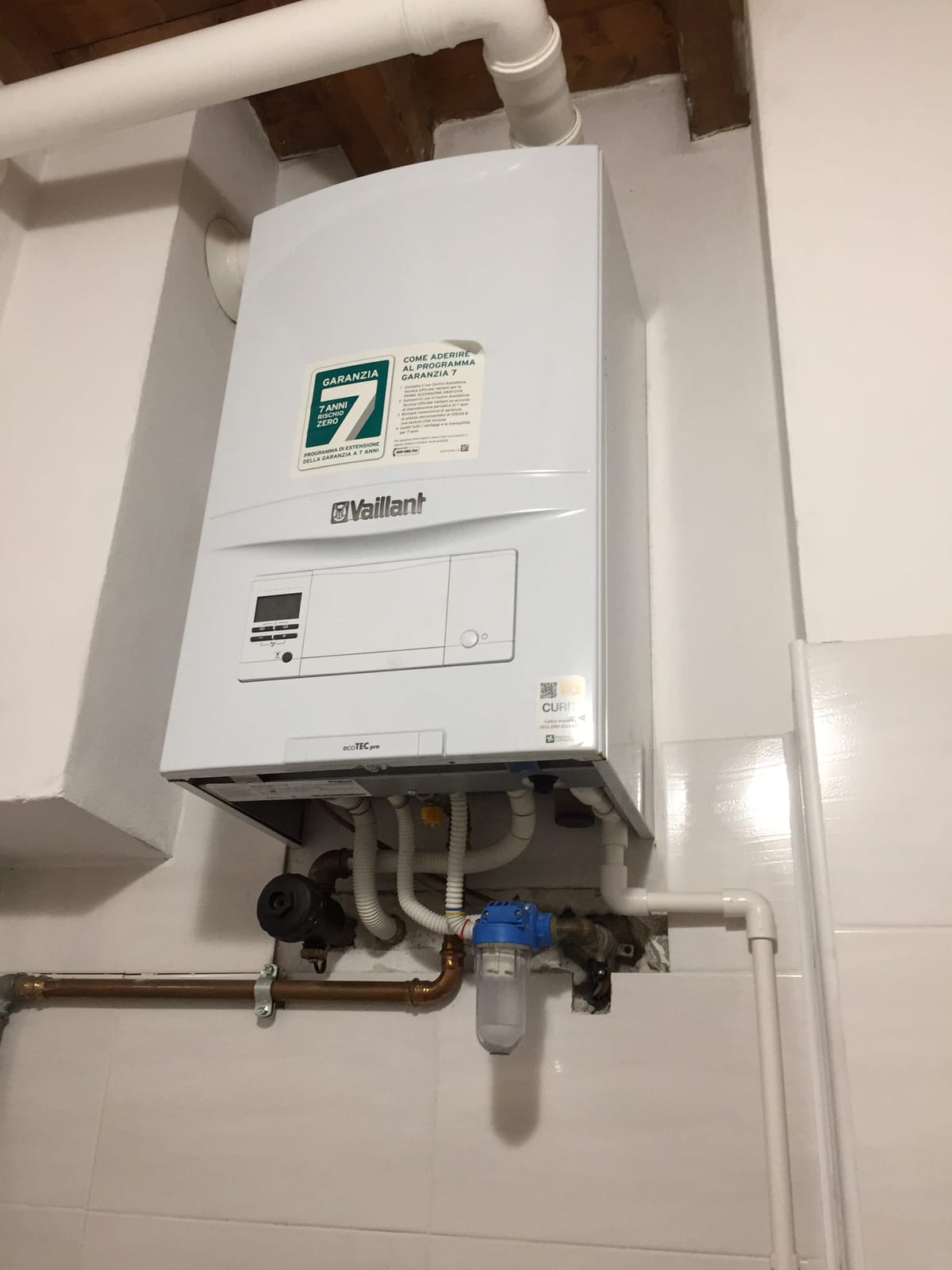 Vaillant Wandtherme im Heizraum – typische Installation in einer Wohnung