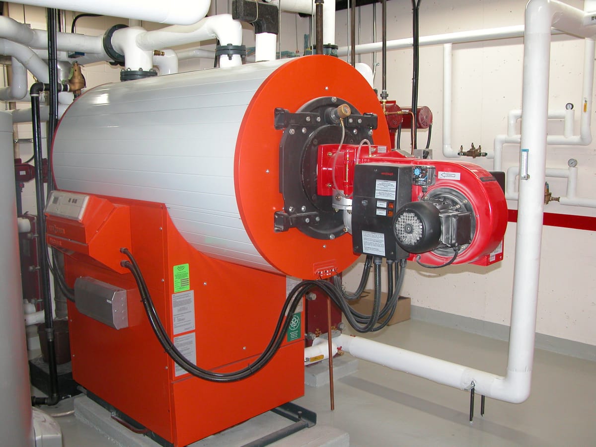 Viessmann Vertomat Brennwertkessel in einem Heizungskeller